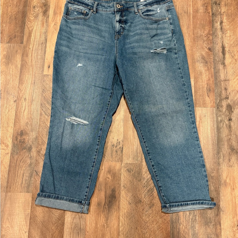 Style & Co Women’s mid-rise curvy Capri Distressed Blue Jeans size 14